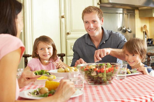 une famille à table