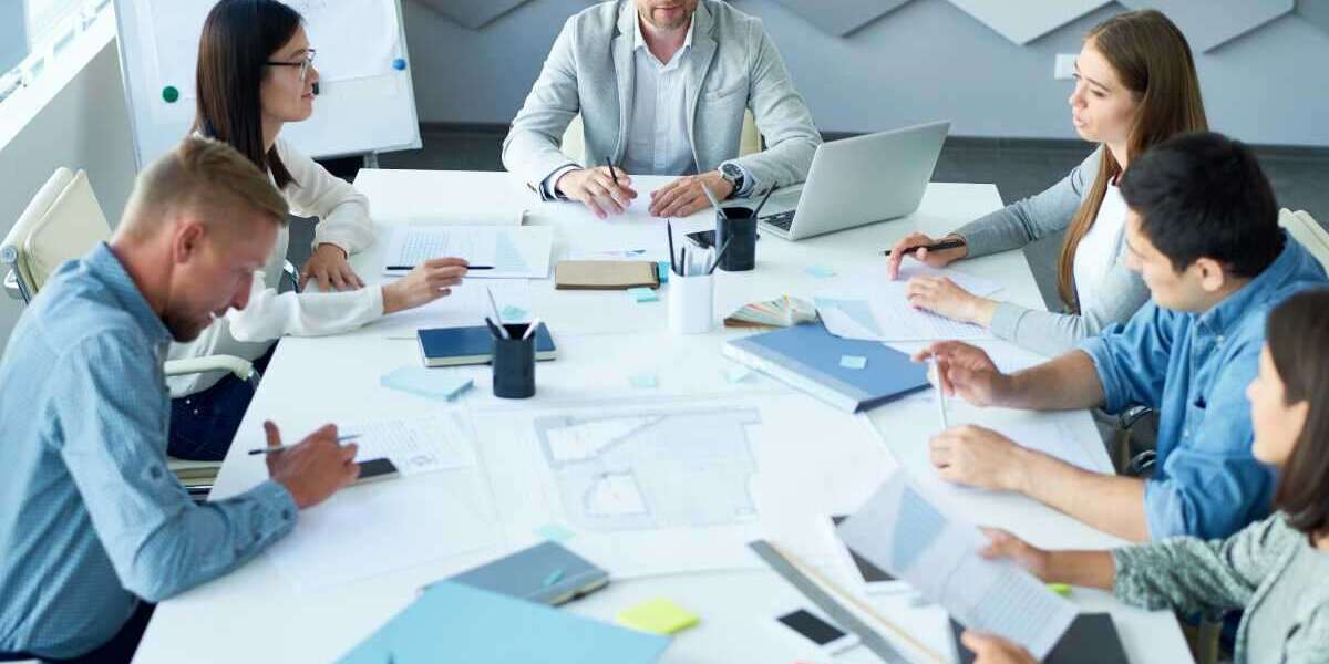 des personnes font une réunion dans une salle